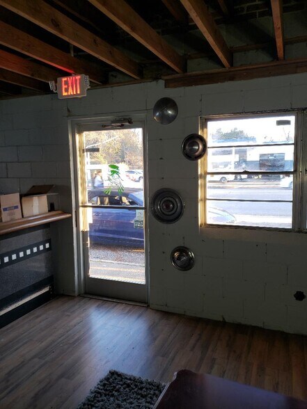 More Photos Of 626 W Carolina Ave, Hartsville Showroom For Sale