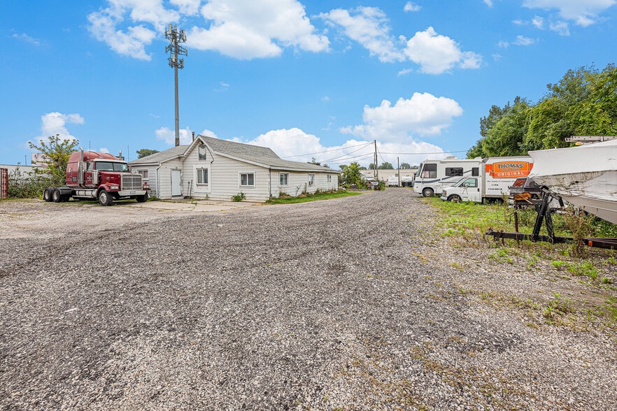 More Photos Of 33833 Garnet St, Clinton Township Self Storage For Sale