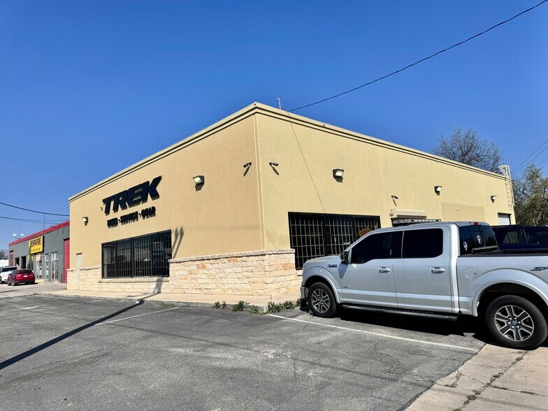 More Photos Of 835 SE Military Dr, San Antonio Freestanding For Sale