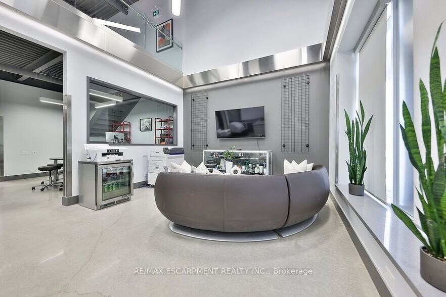 More Photos Of 1225 Queensway E, Mississauga Industrial For Sale