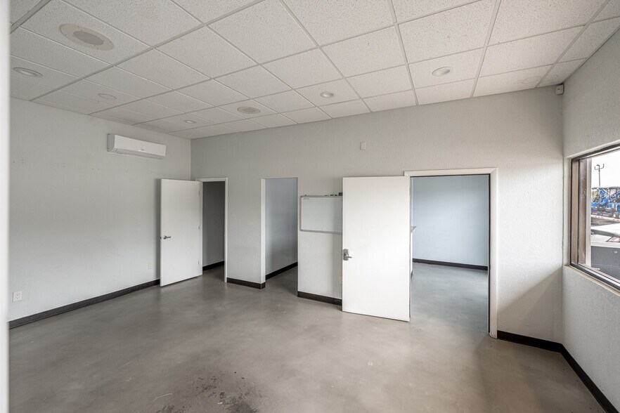 More Photos Of 1900 N Washington Blvd, Sarasota Flex For Sale