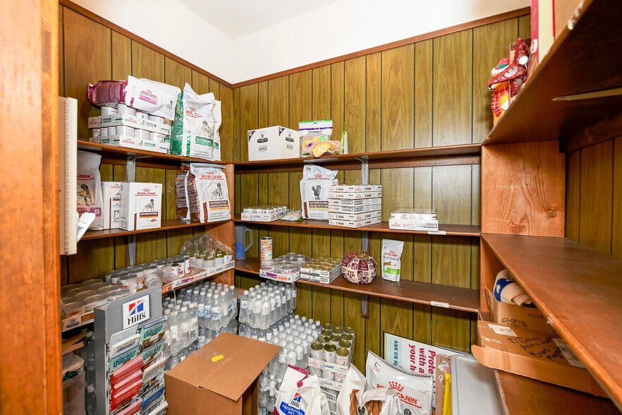 More Photos Of 13039 Nacogdoches Rd, San Antonio Veterinarian Kennel For Sale