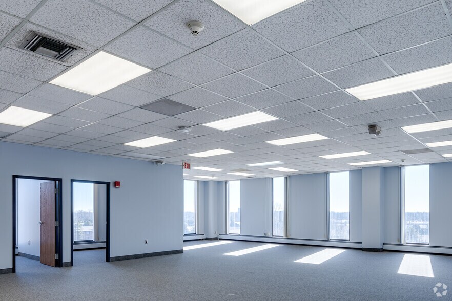 More Photos Of 25900 Greenfield Rd, Oak Park Office For Lease