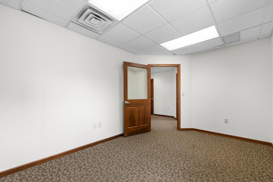 More Photos Of 2000 Burdick Expy E, Minot Office For Lease