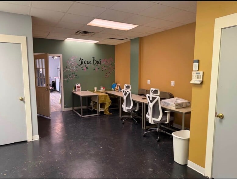 More Photos Of 25500 5 Mile Rd, Redford Township Storefront For Sale
