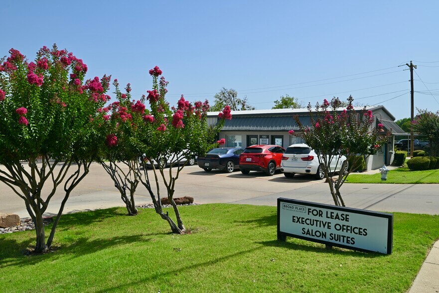 More Photos Of 911-1003 E Broad St, Mansfield Self Storage For Lease