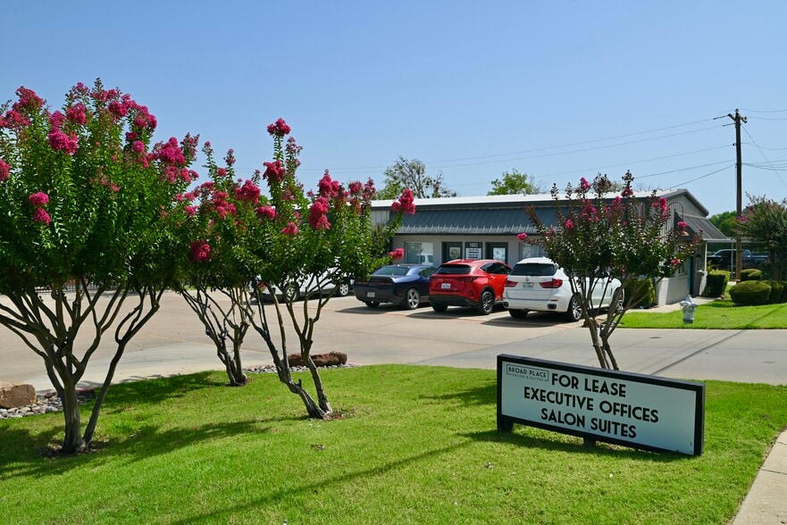 More Photos Of 911-1003 E Broad St, Mansfield Self Storage For Lease