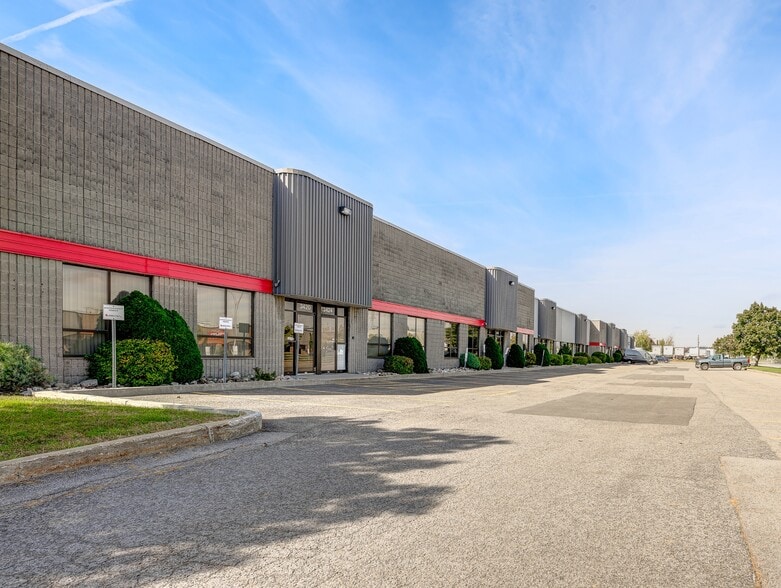 More Photos Of 3420-3480 Boul Industriel, Laval Service For Lease