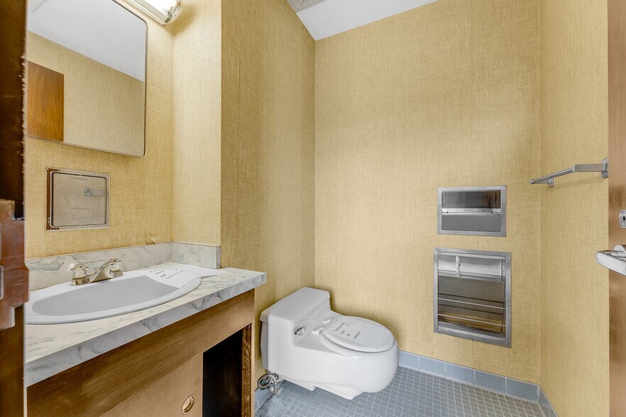 More Photos Of 214 Merchant St, Fairmont Bank For Sale