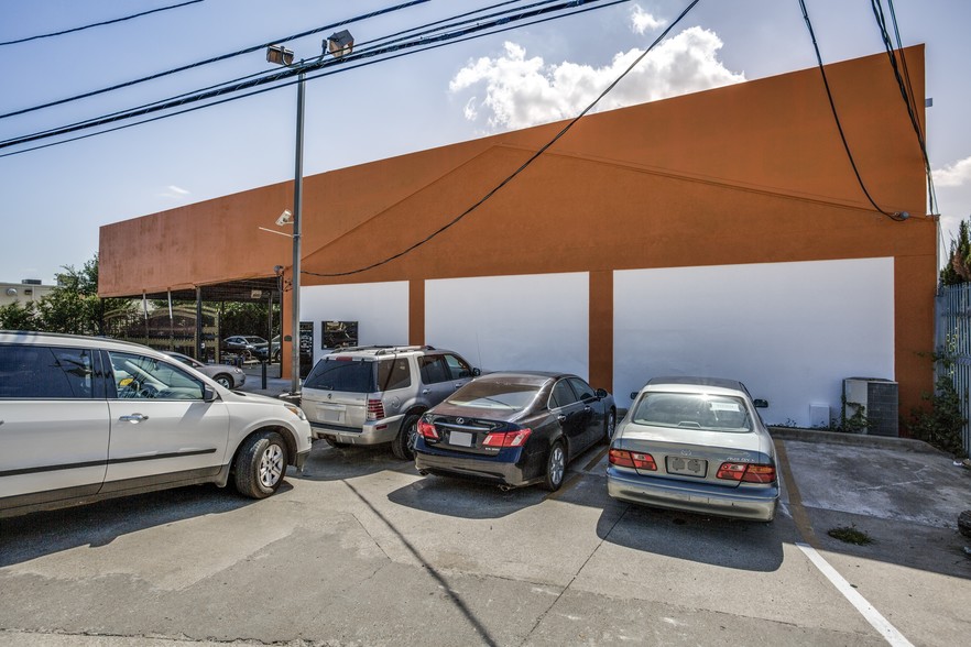 More Photos Of 11603-11607 Denton Dr, Dallas Showroom For Sale