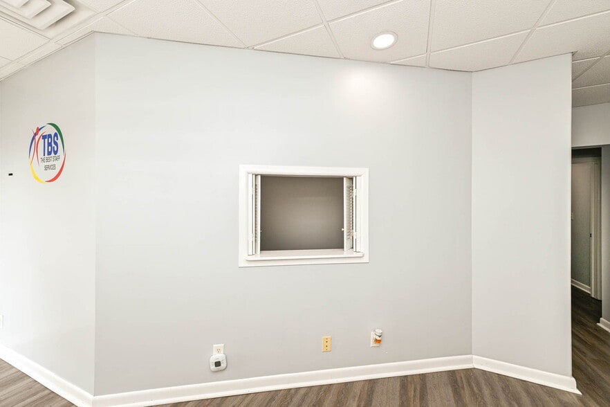 More Photos Of 3455 Shelby St, Indianapolis Office For Sale