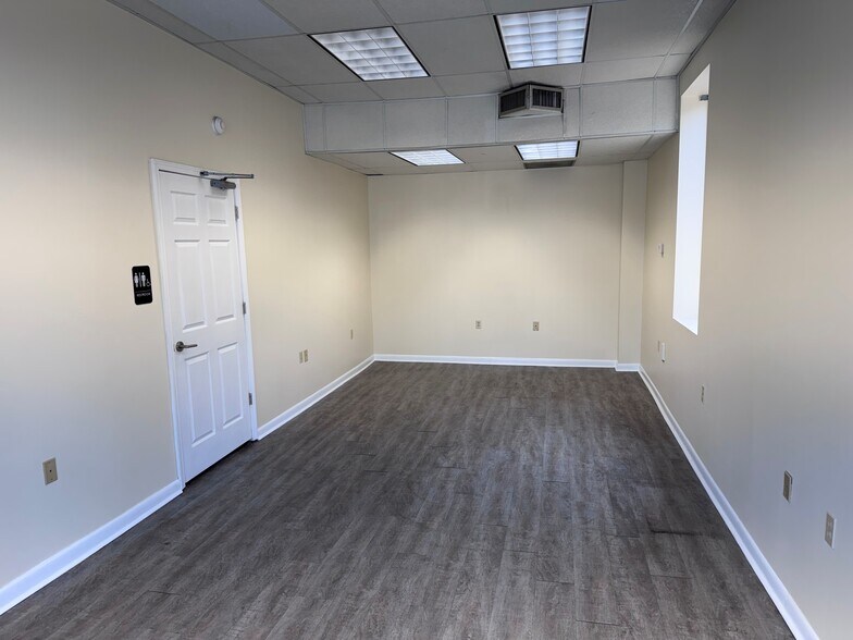 More Photos Of 2033 Airport Blvd, Mobile Office For Lease