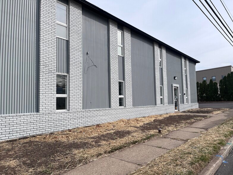 More Photos Of 821 W 5th St, Lansdale Warehouse For Lease