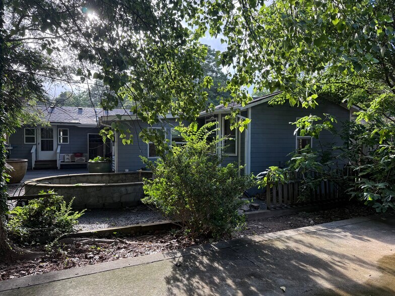 More Photos Of 3147 Shallowford Rd, Atlanta Office For Sale