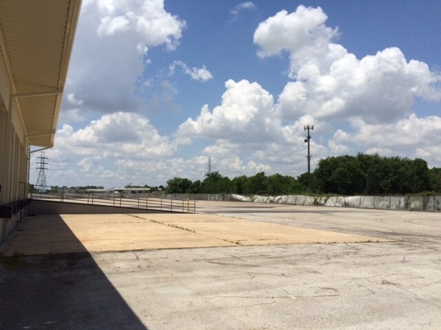 More Photos Of 6110 Red Bluff Rd, Pasadena Distribution For Lease