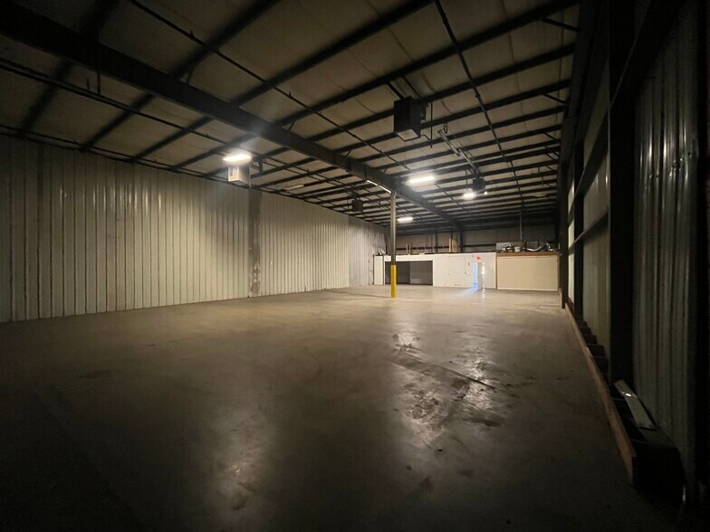 More Photos Of 32 Scotland Blvd, Bridgewater Manufacturing For Lease