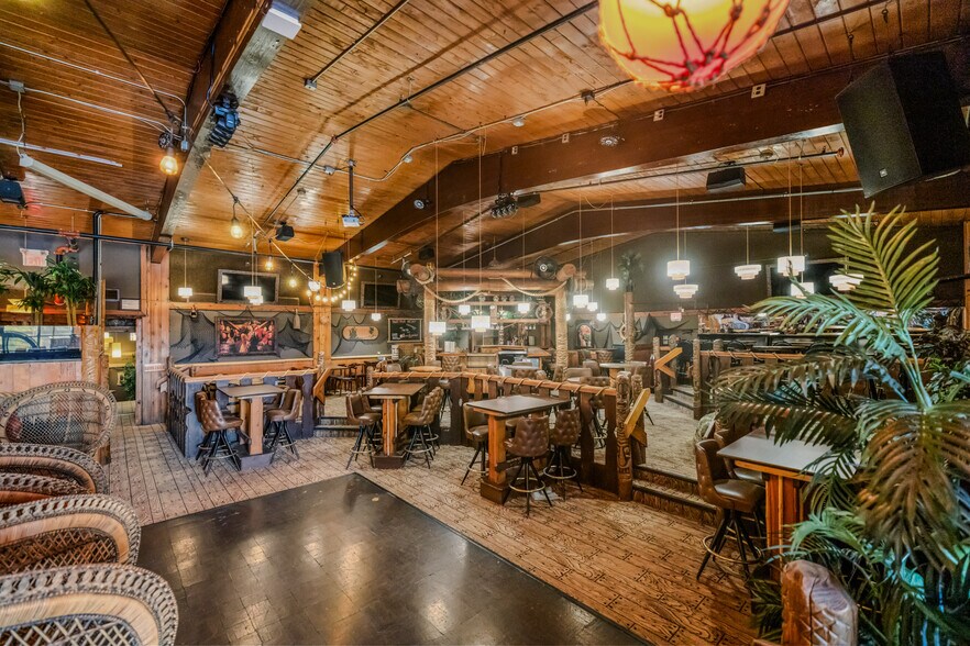More Photos Of 1900 & 1924 Marshall St NE, Minneapolis Restaurant For Sale