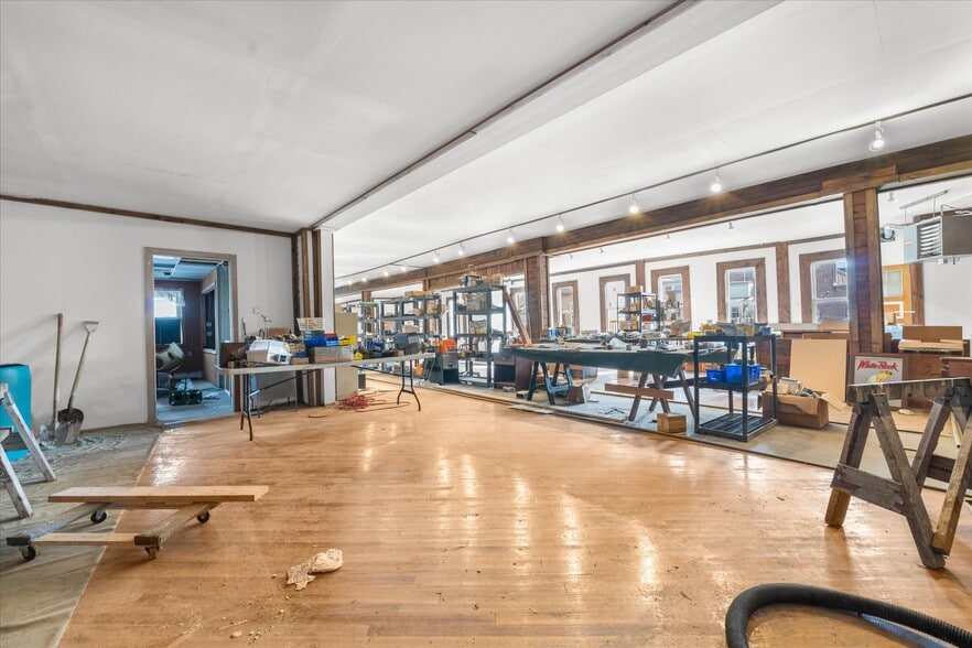 More Photos Of 102 S Richmond St, Fleetwood Warehouse For Sale