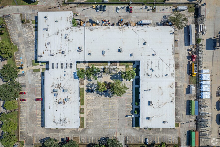 More Photos Of 301 Wells Fargo Dr, Houston Unknown For Lease