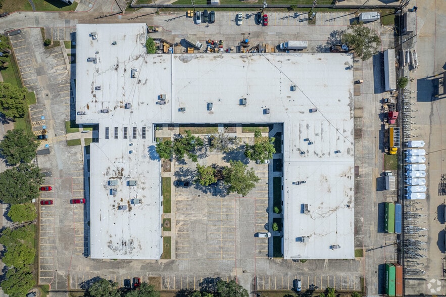 More Photos Of 301 Wells Fargo Dr, Houston Unknown For Lease