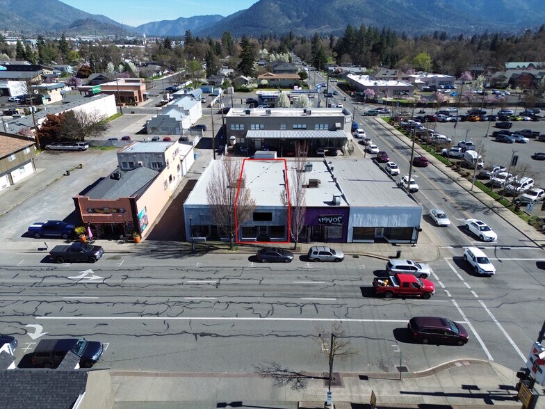 More Photos Of 783 SE 6th St, Grants Pass General Retail For Lease