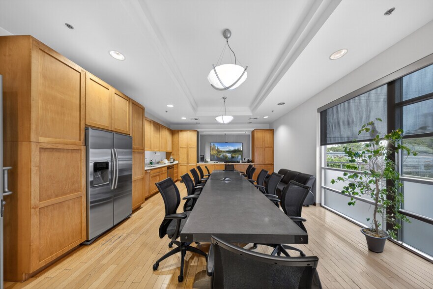 More Photos Of 3500 W Burbank Blvd, Burbank Office For Sale