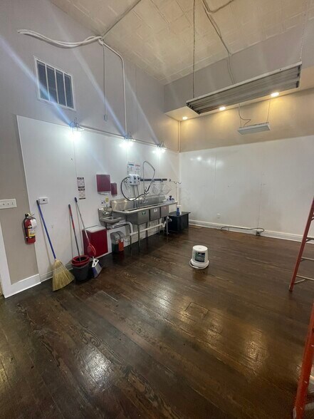 More Photos Of 522 S Main St, Elkhart Storefront Retail Residential For Lease