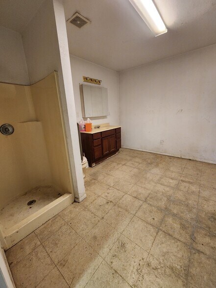More Photos Of 111 E Maple St, Lamar Flex For Sale