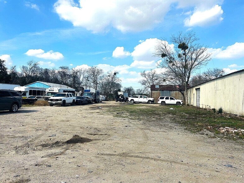 More Photos Of 15023 Main St, Houston Warehouse For Lease