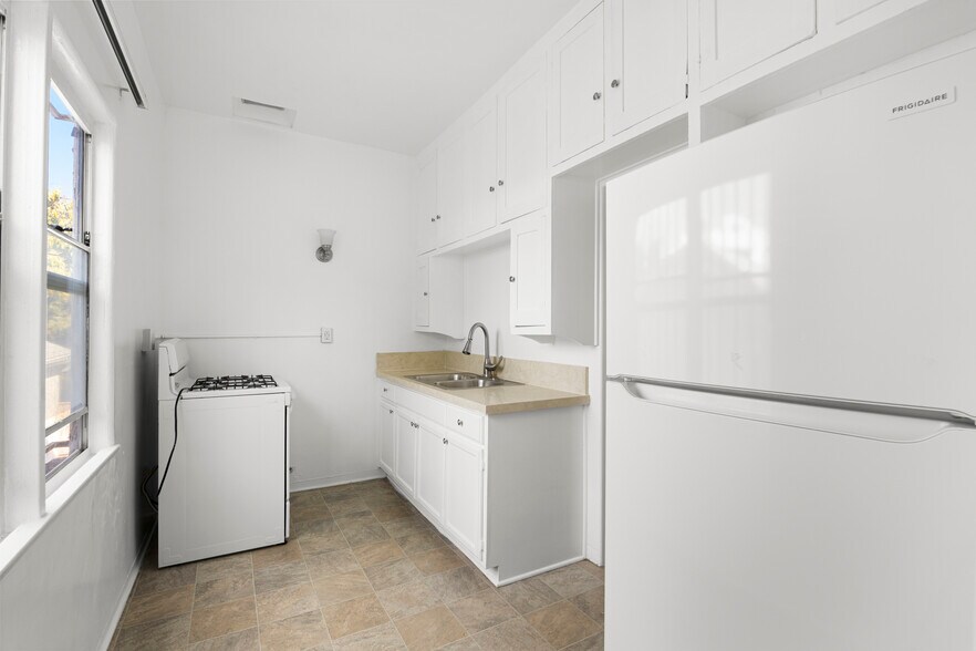 More Photos Of 2335 Miramar St, Los Angeles Apartments For Sale