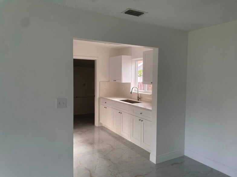More Photos Of 5923 Pierce St, Hollywood Multifamily For Sale