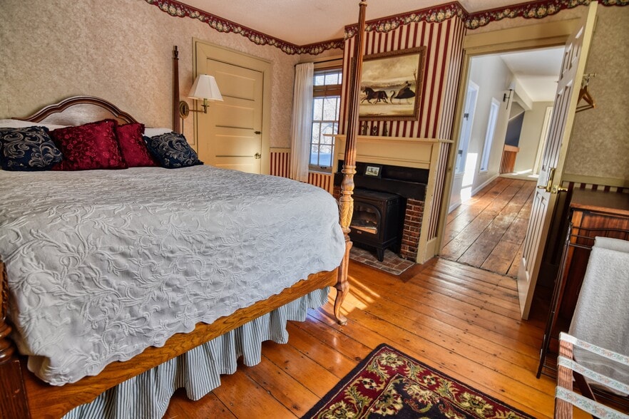 More Photos Of 27 Route 25, Plymouth Hospitality For Sale