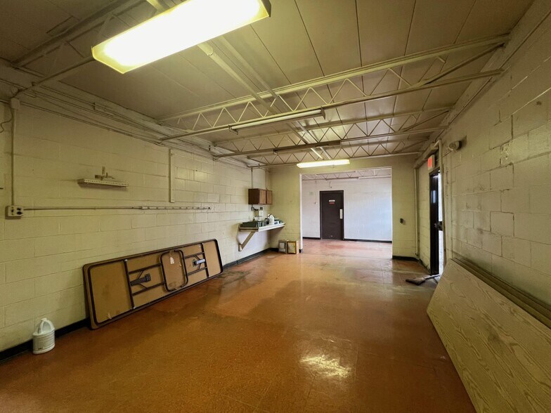 More Photos Of 1175 Bragg St, Honeoye Falls Warehouse For Lease