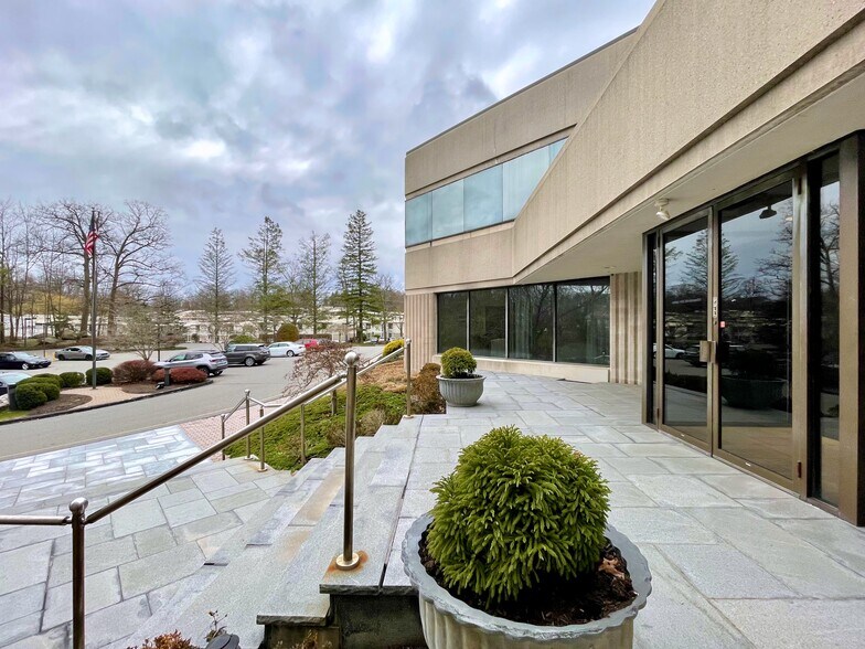 More Photos Of 90 Grove St, Ridgefield Medical For Lease