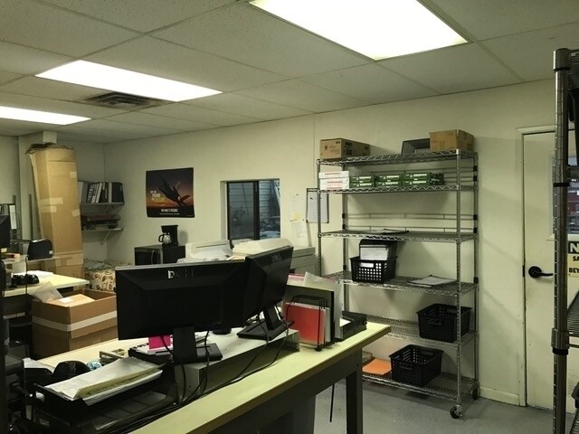More Photos Of 1495 N Kealy St, Lewisville Distribution For Lease
