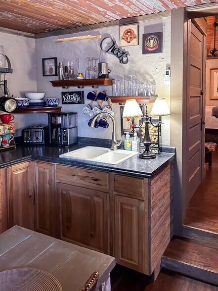 More Photos Of 504 Tivy St, Kerrville Flex For Sale