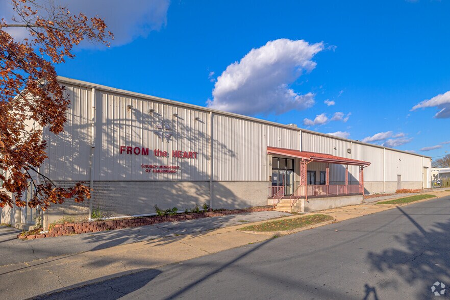 More Photos Of 951 S 13th St, Harrisburg Flex For Sale