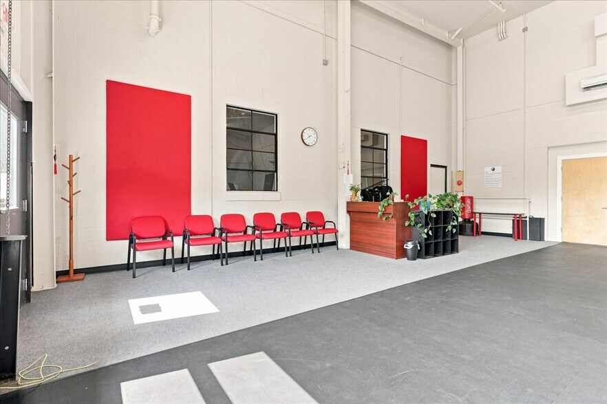 More Photos Of 110 W Hampton St, Staunton Light Distribution For Lease