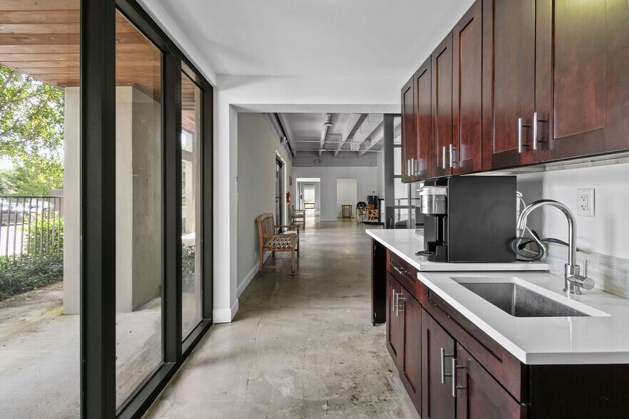 More Photos Of 469 Spencer Dr, West Palm Beach Medical For Lease