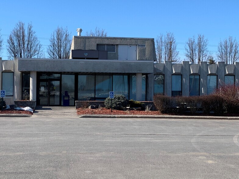 More Photos Of 2479 Parkedale Ave W, Brockville Office For Lease