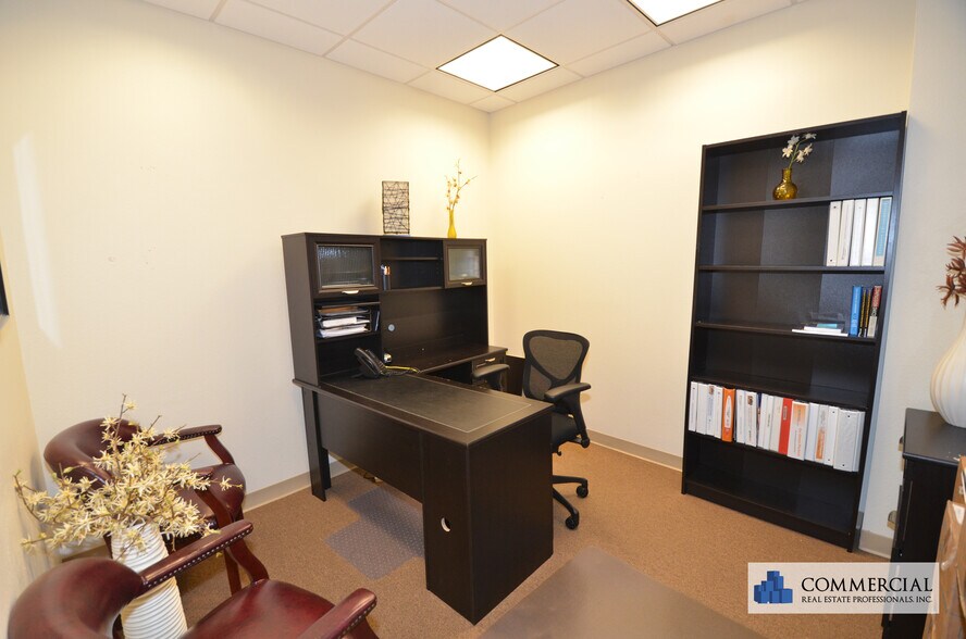 More Photos Of 13538 Village Park Dr, Orlando Office Residential For Lease