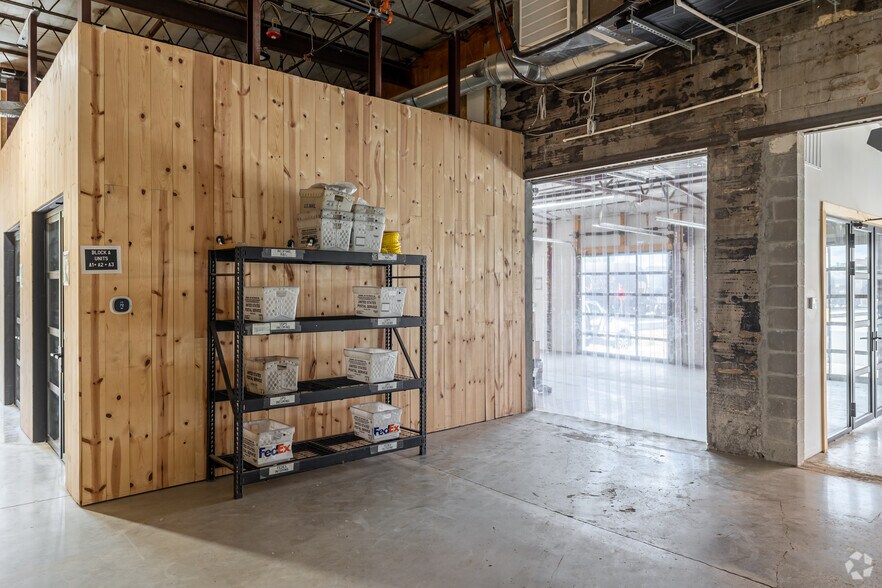 More Photos Of 600 S 1st St, Rogers Warehouse For Lease