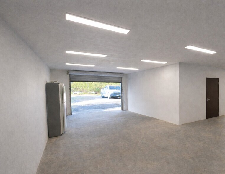 More Photos Of 18252 E Colonial Dr, Orlando Light Distribution For Lease