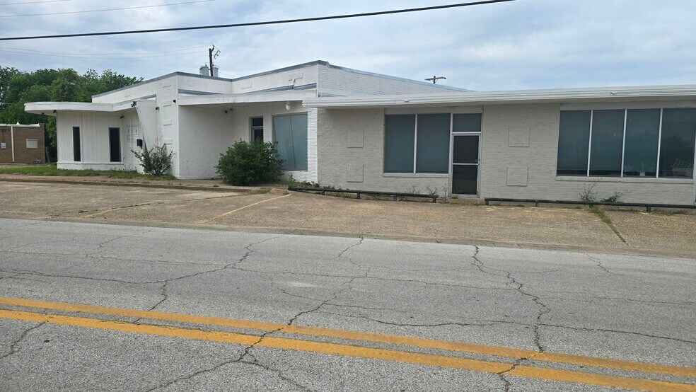 More Photos Of 602-604 E Davis St, Grand Prairie Light Manufacturing For Sale