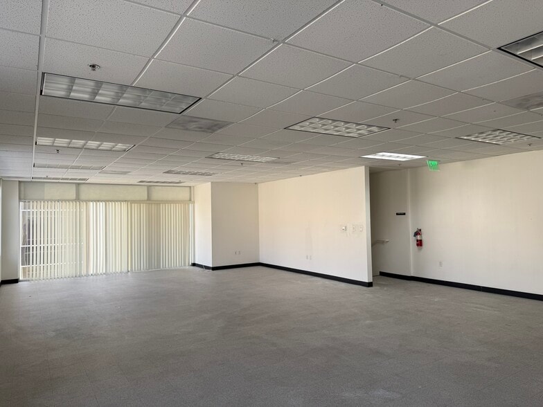 More Photos Of 34500 Gateway Dr, Palm Desert Warehouse For Lease