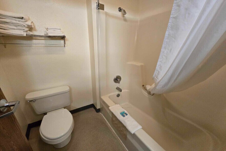 More Photos Of 748 E 12th St, Imperial Hotel For Sale