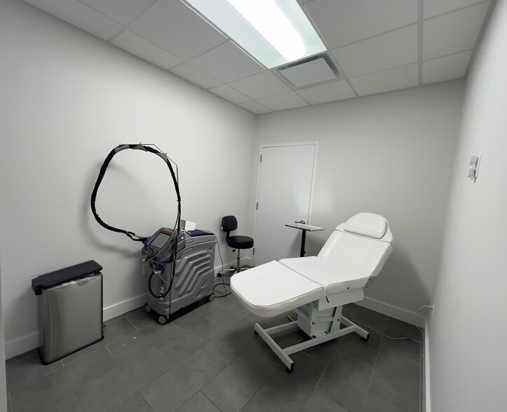 More Photos Of 185-205 Froehlich Farm Blvd, Woodbury Medical For Lease