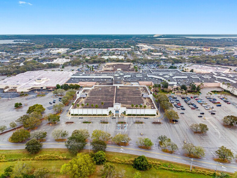 More Photos Of 3520 US Highway 98 N, Lakeland Department Store For Sale