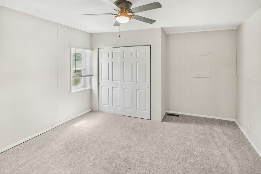 More Photos Of 302 N High St, Belleville Freestanding For Sale