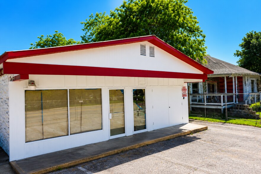 More Photos Of 2113 E Cesar Chavez St, Austin Freestanding For Lease